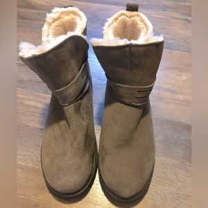 BEARPAW Boots women, size 9